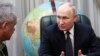 ប្រធានាធិបតី​រុស្ស៊ី លោក Vladimir Putin (​ស្តាំ) និយាយ​ជាមួយ​រដ្ឋមន្ត្រី​ការពារជាតិ​រុស្ស៊ី លោក Sergei Shoigu នៅ​ទីស្នាក់ការ​កណ្តាល​នៃ​តំបន់​យោធា​ភាគខាងត្បូង​របស់​រុស្ស៊ី ក្នុង​ទីក្រុង Rostov-on-Don ប្រទេស​រុស្ស៊ី កាលពី​ថ្ងៃព្រហស្បតិ៍ ទី៩ ខែវិច្ឆិកា ឆ្នាំ២០២៣។
