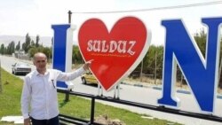 Sulduz şəhərinin girişində lövhə
