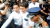 Eleven မီဒီယာ အမှူဆောင်အရာရှိချုပ် ဒေါက်တာ သန်းထွဋ်အောင် (အလယ်) 