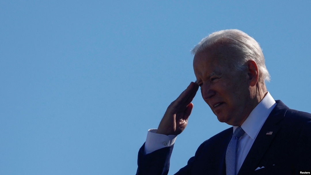 El presidente Joe Biden saluda antes de embarcarse en el Air Force One, el 25 de junio de 2022, en la base militar de Andrews, para partir rumbo a la cumbre del G7 en Alemania.