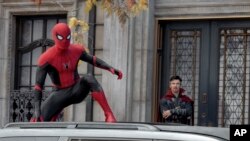 Akte Tim Holland ak Benedict Cumberbatch nan film "Spider-Man: No Way Home" (Sony Pictures via AP)