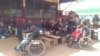 En noir, le personnel en grève du centre national de réhabilitation des handicapés du Cameroun, à Yaoundé, le 13 mars 2017. (VOA/Emmanuel Jules Ntap)
