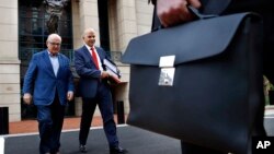 Юрист Пола Манафорта виходить з будівлі суду, 2018