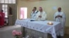 Des prélats catholiques célèbrent une messe dans l’église Tchakidjebe, près de Maroua, Cameroun, janvier 2014.