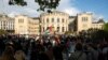 Para demonstran menggelar unjuk rasa di depan gedung Parlemen Norwegia, di Oslo untuk memberikan dukungan kepada rakyat Palestina, 19 Mei 2021. (Foto: Berit Roald/NTB via Reuters)