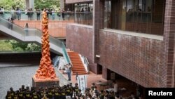 曾矗立在港大校园的“国殇之柱”。