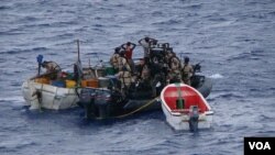 Mayakan ruwa su na binciken wani jirgin ruwan da ake zaton na 'yan fashi ne a mashigin ruwan Guinea, kusa da gabar Najeriya
