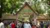 រូបឯកសារ៖ ប្រជាជន​ខ្មែរ​ដើរ​នៅ​ខាង​មុខ​ខ្លោង​ទ្វារសង្រ្កាន្ត​នៅ​​រមណីយដ្ឋាន​វត្តភ្នំ អំឡុង​កម្មវិធីសង្រ្កាន្ត​វត្ត​ភ្នំដើម្បី​​អបអរ​ពិធី​បុណ្យ​ចូល​ឆ្នាំ​ប្រពៃណី​ខ្មែរ​នៅ​ក្នុង​ថ្ងៃទីពីរ កាលពី​ថ្ងៃទី​១៥ ខែមេសា ឆ្នាំ២០១៩ ក្នុង​រាជធានី​ភ្នំពេញ។ (ទុំ ម្លិះ/VOA)