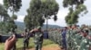 Le chef d'état-major général de l'armée de la RDC saluant ses troupes à Beni, Nord-Kivu, RDC, le 11 décembre 2019. (VOA/Erikas Mwisi)