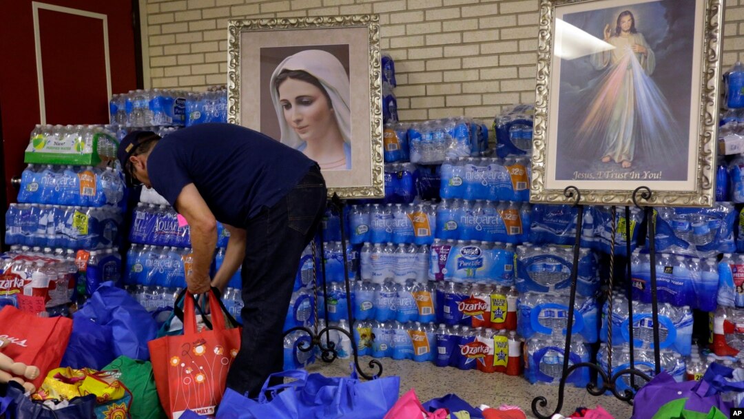 En la imagen, la Iglesia del Sagrado Corazón en McAllen, Texas, en la frontera con México, que asiste a menores migrantes.