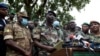 Le chef d'état-major adjoint de l'armée de l'air malienne, Ismael Wague, au premier rang à gauche, s'exprime lors d'une conférence de presse à Kati, Mali, le 19 août 2020.