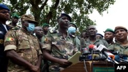 Le chef d'état-major adjoint de l'armée de l'air malienne, Ismael Wague, au premier rang à gauche, s'exprime lors d'une conférence de presse à Kati, Mali, le 19 août 2020.