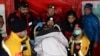 Penjelajah gua AS Mark Dickey, dengan tandu, dibawa ke helikopter ambulans saat operasi penyelamatannya berakhir dengan sukses di dekat Anamur di Provinsi Mersin, Turki selatan, 12 September 2023. (Foto: REUTERS/Umit Bektas)
