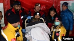 Penjelajah gua AS Mark Dickey, dengan tandu, dibawa ke helikopter ambulans saat operasi penyelamatannya berakhir dengan sukses di dekat Anamur di Provinsi Mersin, Turki selatan, 12 September 2023. (Foto: REUTERS/Umit Bektas)