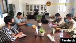 កម្លាំងការិយាល័យគ្រប់គ្រងជនបរទេស នៃស្នងការដ្ឋាននគរបាលខេត្តស្វាយរៀង ចុះផ្សព្វផ្សាយសេចក្តីណែនាំលេខ ០១៨៣ សជណ.អអ និងផ្សព្វផ្សាយដល់ម្ចាស់លំនៅដ្ឋាន ដើម្បីភ្ជាប់ប្រព័ន្ធគ្រប់គ្រងវត្តមានជនបរទេស (FPCS) ថ្ងៃទី២៥ ខែមេសា ឆ្នាំ២០២០។ (រូបថតដកស្រង់ពីបណ្តាញសង្គមហ្វេសប៊ុក