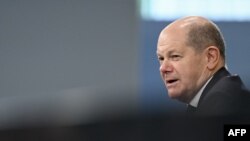 Kanselir Jerman Olaf Scholz dalam bincang-bincang dengan media asing di Berlin, Jerman, 12 September 2023. (Foto: John Macdougall/AFP)