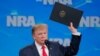 Le président américain Donald Trump annonce que les États-Unis abandonneront le traité sur l'armement signé sous l'administration Obama lors d'un discours à la National Rifle Association à Indianapolis, Indiana, États-Unis, le 26 avril 2019.  REUTERS/Lucas Jackson 