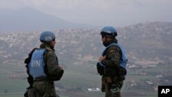 Іспанські миротворці ООН - на пагорбі з видом на прикордонні села між Ліваном та Ізраїлем, м. Марджаюн. Фото: AP/Hussein Malla