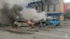 Пожарные тушат горящие автомобили после обстрела в Белгороде, Россия, 30 декабря 2023 года