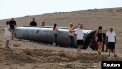 Обломки иранской баллистической ракеты, выпущенной по Израилю накануне. Арад, Израиль. 2 октября 2024 г.