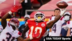 Le receveur Tyreek Hill lorsqu'il était dans l'équipe des Chiefs de Kansas City lors d'un match contre les New England Patriots à Kansas City, Missouri, le 5 octobre 2020. Jay Biggerstaff / USA TODAY