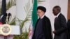 Presiden Iran Ebrahim Raisi (tengah) bersama Presiden Kenya William Ruto memasuki ruangan konferensi pers di Gedung Negara di Nairobi, Kenya, Rabu, 12 Juli 2023. (AP/Khalil Senosi)