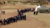 Eleitores zimbabueanos fazendo fila em Mbare perto de Harare