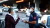 Un policier local s'entretient avec une femme à Madrid, en Espagne, le 21 septembre 2020.