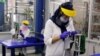 Des employés d'une usine de fabrication de ventilateurs en plein travail pendant l'épidémie de coronavirus (COVID-19), à Casablanca, Maroc le 10 avril 2020. REUTERS / Youssef Boudlal - 