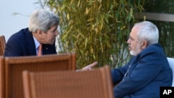 Державний секретар США Джон Керрі і міністр закордонних справ Ірану Мохаммад Джавад Заріф у Женеві у травні 2015 року