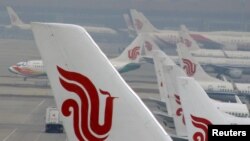 资料照片：北京国际机场停机坪上的中国国航飞机。(2016年3月28日)