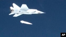 Російській Міг-31 випусках гіперзвукову ракету "Кинжал". Фото: RU-RTR Russian Television via AP 