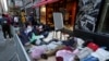 Ratusan migran tidur di trotoar depan Hotel Roosevelt yang jadi pusat untuk memproses imigran, Kamis, 1 Agustus 2023. (Foto: Timothy A. Clary/AFP)