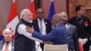 িআফ্রিকান ইউনিয়নের চেয়ারস্যান ও কমরোজের প্রেসিডেন্ট আজালী আসোমানি ( ডানে) ভারতীয় প্রধানমন্ত্রী নরেন্দ্র মোদীর সঙ্গে । নতুন দিল্লি , সেপ্টম্বর ৯,২০২৩।