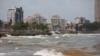 De fortes vagues et des sargasses apportés par la marée sont aperçus au Malecon après le passage de la tempête Elsa à Saint-Domingue, le 4 juillet 2021.