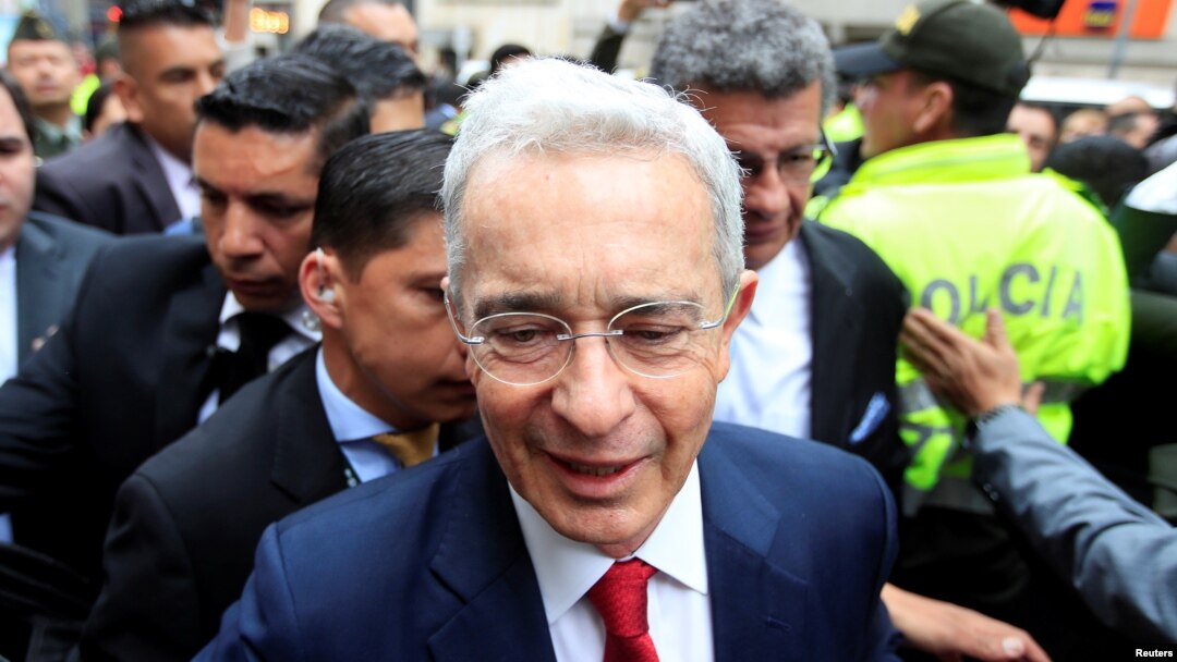 El expresidente Alvaro Uribe, quien usó lemas contra la corrupción en su campaña y gobierno, ahora es acusado por presunta compra de votos. Foto de archivo del 8 de octubre del 2019.