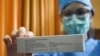 Seorang dokter memperlihatkan vaksin virus corona (Covid-19) di rumah sakit pendidikan Universitas Padjajaran di Bandung, Jawa Barat, 6 Juli 2020. (Foto: Timur Angin/ AFP)