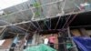 រូបឯកសារ៖ អ្នក​សហគមន៍​បុរី​កីឡា​ឈរមើល​ការ​វាយកម្ទេច​អគារ​នៅ​ថ្ងៃ​ច័ន្ទ ទី​៥ ខែ​សីហា​ឆ្នាំ ២០១៦​ ហើយ​ពួកគេ​និយាយថា ​វា​​​បណ្ដាល​ឲ្យ​រង្គើរ​លំនៅ​ដ្ឋាន​​ប្រជាពលរដ្ឋ​ពួកគេ​កំពុង​រស់នៅ​ ហើយ​បាន​ធ្វើ​ឲ្យ​ខូចខាត​ដល់​ប្រព័ន្ធ​ផ្គត់​ផ្គង់​ទឹកភ្លើង​ផងដែរ​។​ (ឡេង ឡែន/VOA)