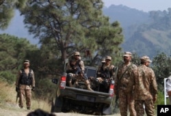 Pakistan army soldiers patrol at a forward area Bagsar post on the Line of Control (LOC), that divides Kashmir between Pakistan and India, in Bhimber, some 166 kilometers (103 miles) from Islamabad, Oct. 1, 2016.