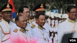 រូបឯកសារ៖ លោក​នាយក​រដ្ឋមន្ត្រី ហ៊ុន សែន លោក​ប្រធាន​ព្រឹទ្ធសភា សាយ ឈុំ និង​លោក​ប្រធាន​រដ្ឋសភា ហេង សំរិន និង​មន្ត្រី​ជាន់ខ្ពស់​ដទៃ​ទៀត ឈរ​លា​ដំណើរ​យាង​និវត្តន៍​របស់​អង្គព្រះមហាក្សត្រ​នៅ​ឯ​វិមានឯករាជ្យ រាជធានី​ភ្នំពេញ។ (អូន ឆេងប៉រ/VOA) 