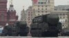 "Topol-M" ballistik raketalari paradda, Moskva.