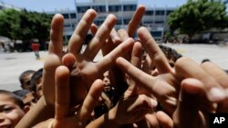 Trẻ em Palestine tại một trường học của Liên Hiệp Quốc, nơi hàng trăm gia đình đang lánh nạn.