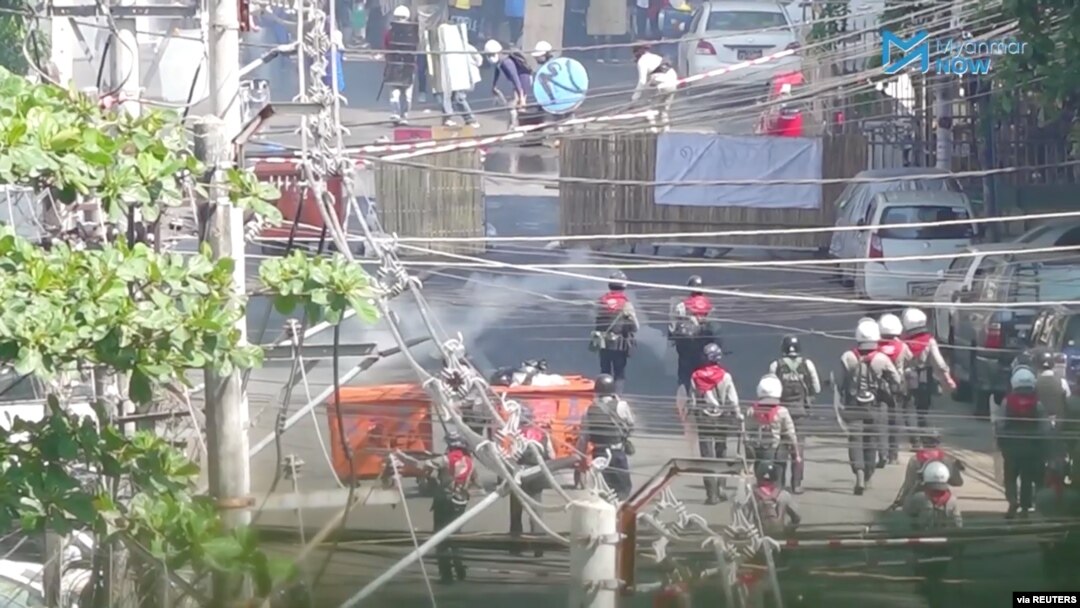 Fuerzas de seguridad se enfrentan a manifestantes en Rangún, Myanmar, el 4 de marzo de 2021. Foto de "Myanmar Now" distribuida por Reuters.