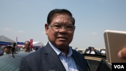 រូបឯកសារ៖ លោក ស ខេង រដ្ឋមន្រ្តី​ក្រសួង​មហាផ្ទៃ​និយាយ​ជាមួយ​អ្នកសារព័ត៌មាន​ក្នុង​ពិធី​កម្ទេច​ផលិតផល និង​ថ្នាំពេទ្យ​ក្លែងក្លាយ​ក្នុង​រាជធានី​ភ្នំពេញ នៅ​ថ្ងៃទី១២ ខែមីនា ឆ្នាំ២០១៩។