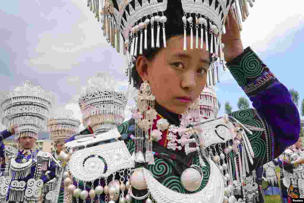 នារីជនជាតិភាគតិច Yi រង់ចាំចូលរួមក្នុងការសម្តែងប្រពៃណីដើម្បីអបអរទិវា Torch ក្នុងតំបន់ Butuo County ខេត្ត Sichuan ប្រទេសចិន។