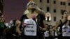 Des femmes participant à une marche lors de la Journée des droits des femmes à Lima, au Pérou, le 7 mars 2020. (REUTERS/Angela Ponce)