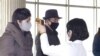 4일 북한 평양에서 신종 코로나바이러스 방역을 위해 행인들의 체온을 재고 있다.