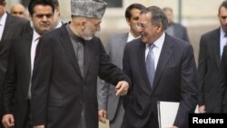 د افغانستان د سفر په مهال به پنیټا د افغان صدر حامد کرزۍ سره صلا مشوره کوي