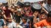 Anak-anak Palestina yang terlantar mengantre makanan di Rafah, di Jalur Gaza selatan, pada 19 Mei 2024, di tengah konflik yang sedang berlangsung antara Israel dan kelompok militan Hamas. (Foto: AFP)