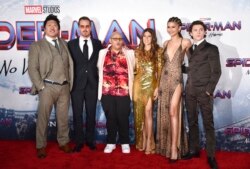 Benedict Wong, dari kiri, Benedict Cumberbatch, Jacob Batalon, Marisa Tomei, Zendaya, dan Tom Holland tiba di pemutaran perdana "Spider-Man: No Way Home" di Regency Village Theatre pada Senin, 13 Desember 2021, di Los Angeles. (Foto: AP)